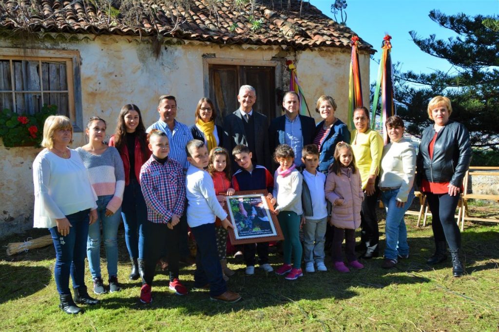Representantes municipales y de la asociación de vecinos presentaron ayer el programa festivo de este año. DA