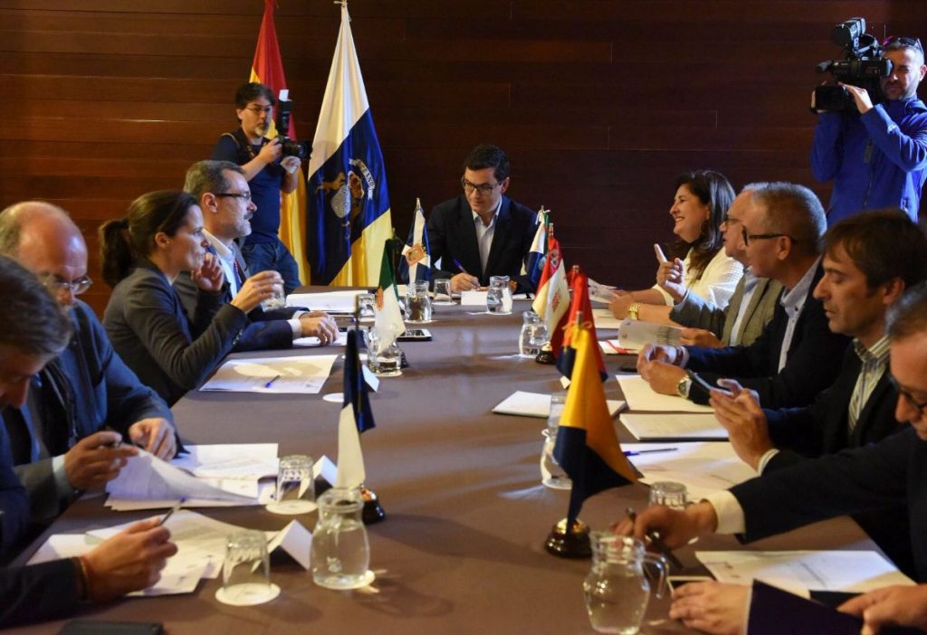 El vicepresidente regional, Pablo Rodríguez, durante la reunión de ayer con los presidentes de los cabildos. DA