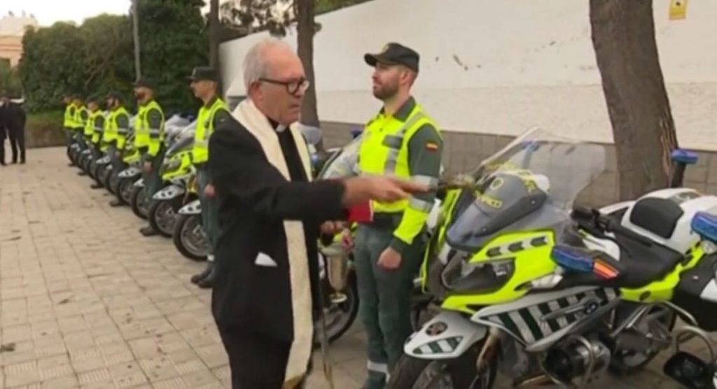 Un sacerdote bendice las nuevas motos en La Laguna. DA