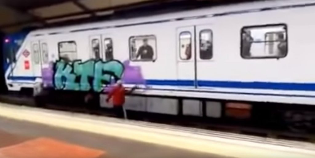 Los grafiteros, en plena acción. / YOUTUBE