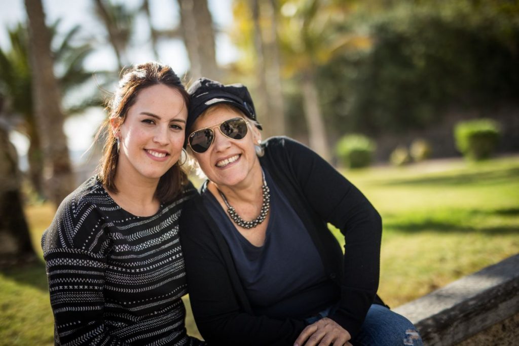 Glenda Hernández y Olga Morales, hermana y madre de Agoney Hernández | Foto: Andrés Guiérrez