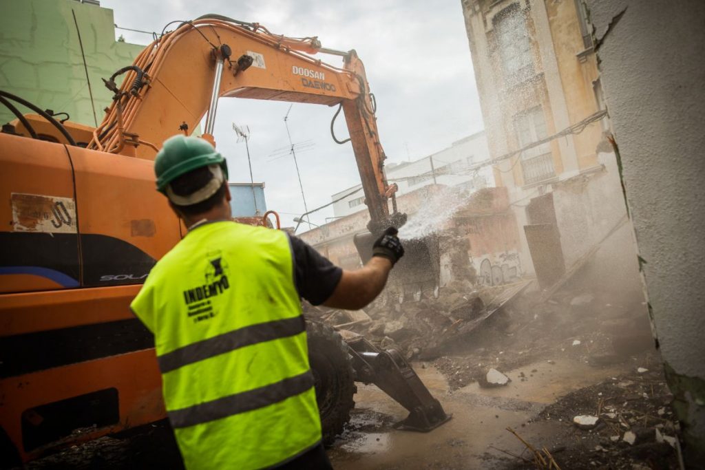 DEMOLICIÓN EN LA CALLE JUAN PADRON. / Andrés Gutiérrez