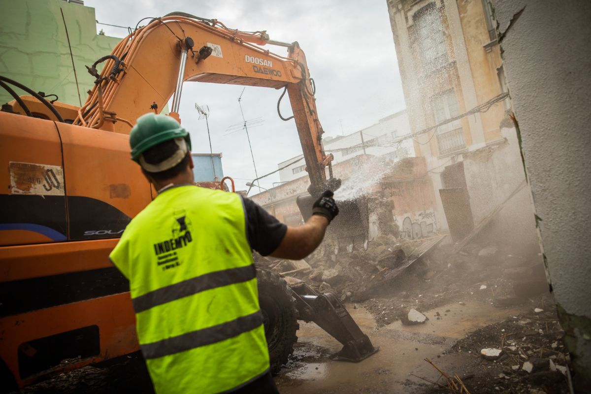 DEMOLICIÓN EN LA CALLE JUAN PADRON. / Andrés Gutiérrez
