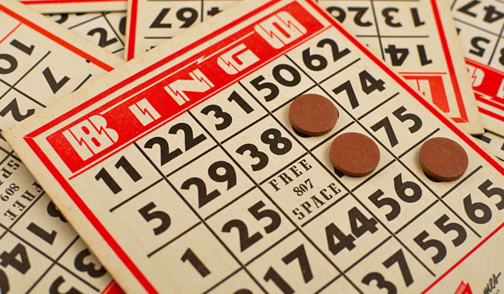 18 personas juegan al bingo en un local en Gran Canaria