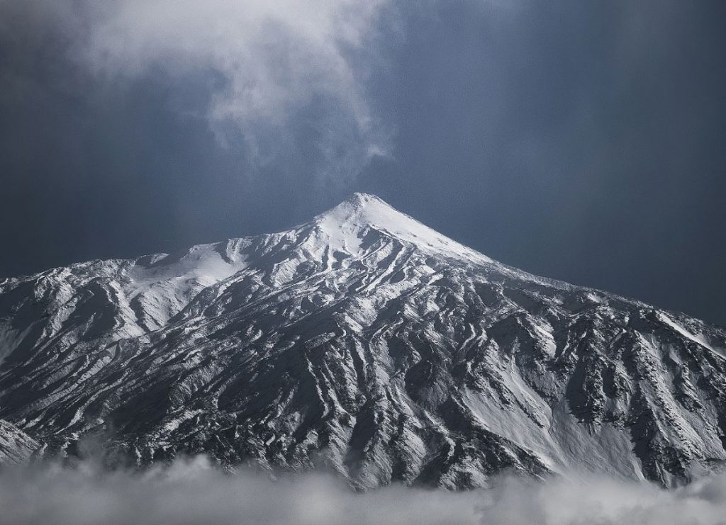 Teide nevado. / Roberto Rodríguez (Twitter lacamaraderoberto)