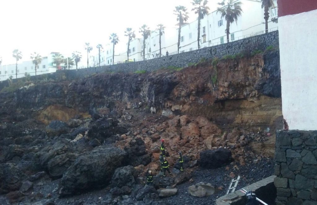 Desprendimiento en Las Canteras. / POLICÍA LOCAL LAS PALMAS DE GRAN CANARIA