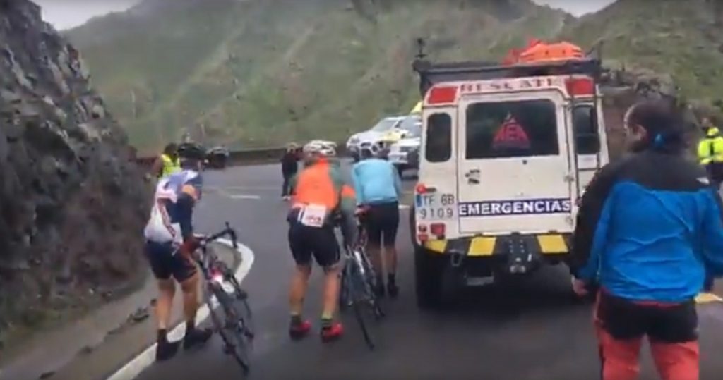 El fuerte viento obliga a suspender la vuelta ciclista al Teide. / DA