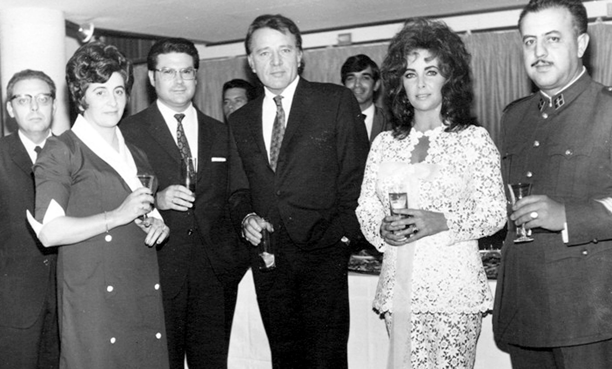 Foto histórica de la estancia de Richard Burton y Elizabeth Taylor en Los Cristianos, en el hotel Moreque, a principios de los años setenta del siglo pasado. Foto cedida