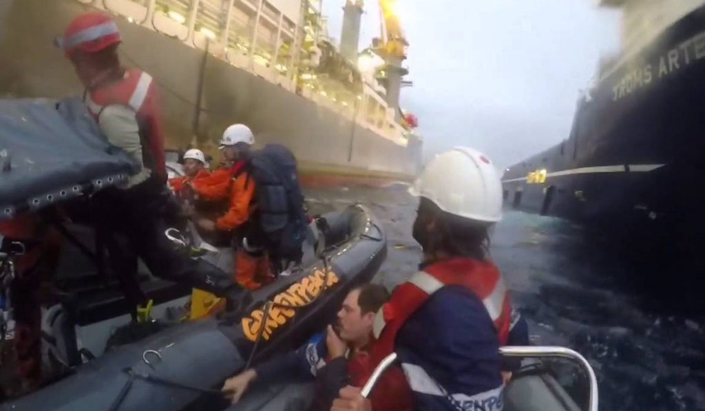 Una activista de Greenpeace resultó herida en un incidente con la Armada española durante una protesta acaecida en 2014. Greenpeace