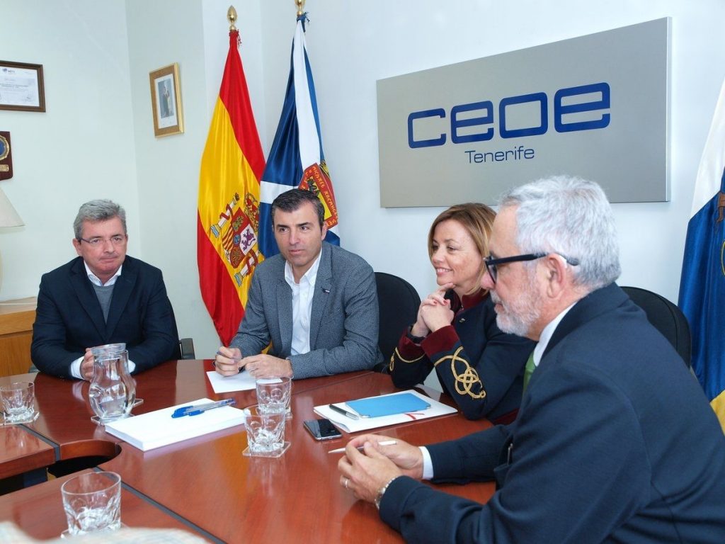 El presidente del PP de Tenerife, Manuel Domínguez, y la diputada en el Congreso Ana Zurita se reunieron ayer con una representación de la patronal CEOE. DA
