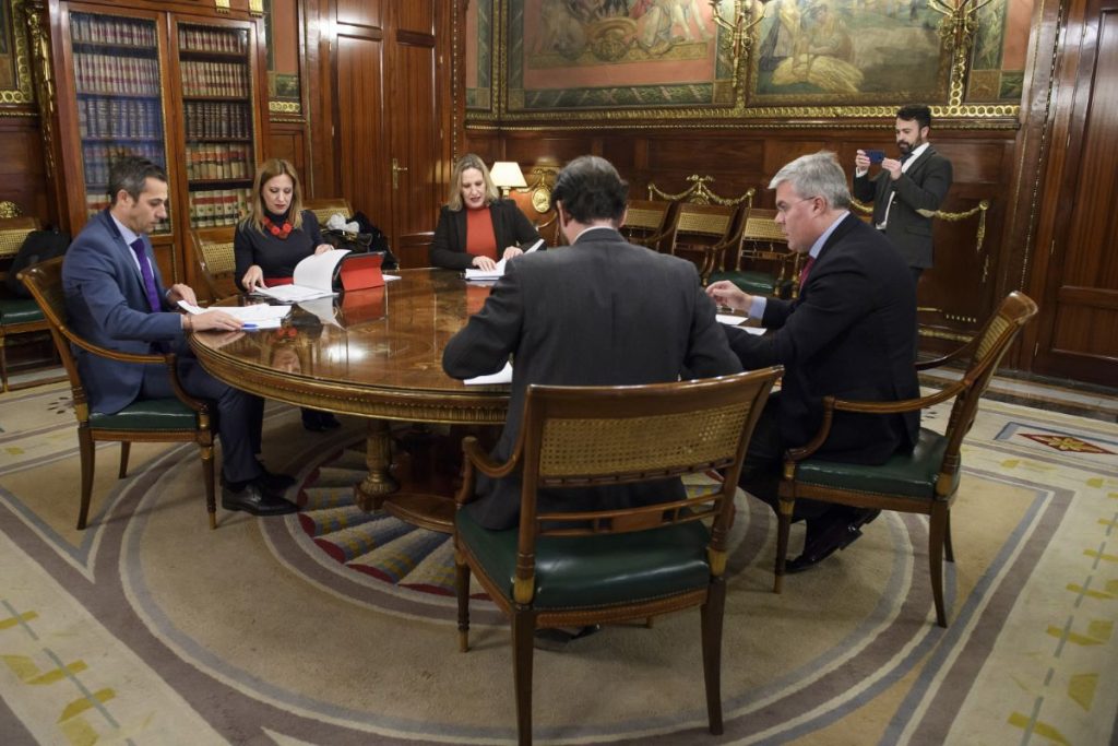 Imagen de la reunión de ayer en Madrid para ultimar los aspectos del REF económico. DA