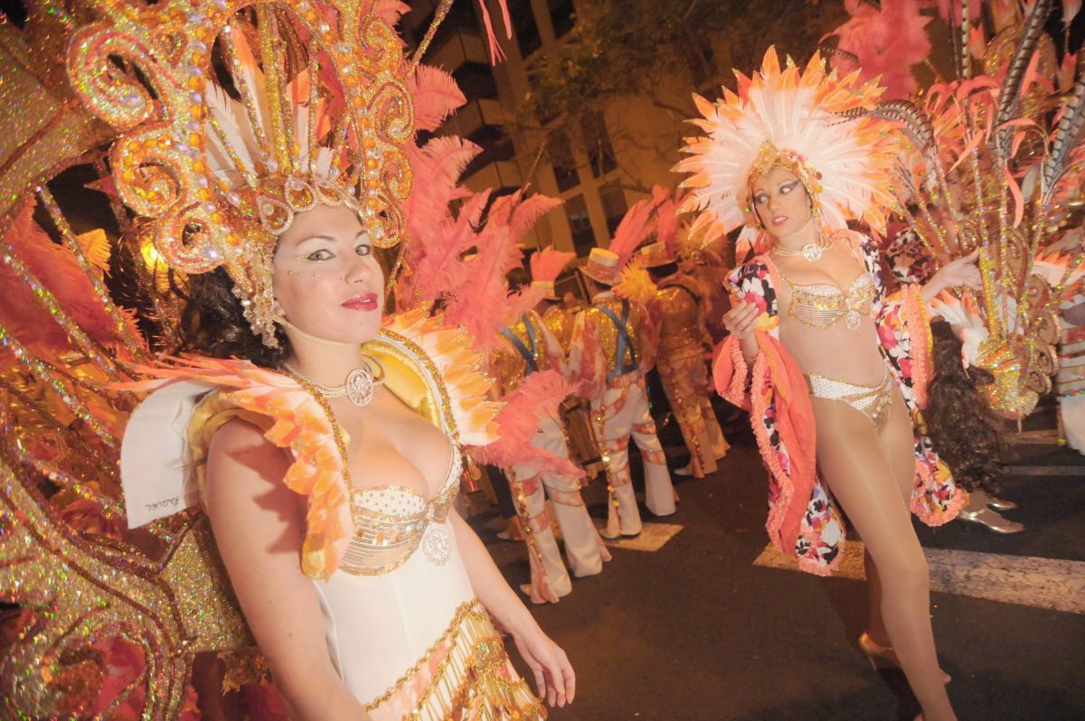 La Cabalgata Anunciadora de hoy contará con la participación de las distintas reinas del Carnaval, murgas, comparsas, agrupaciones musicales y cientos de espontáneos disfrazados. Fran Pallero
