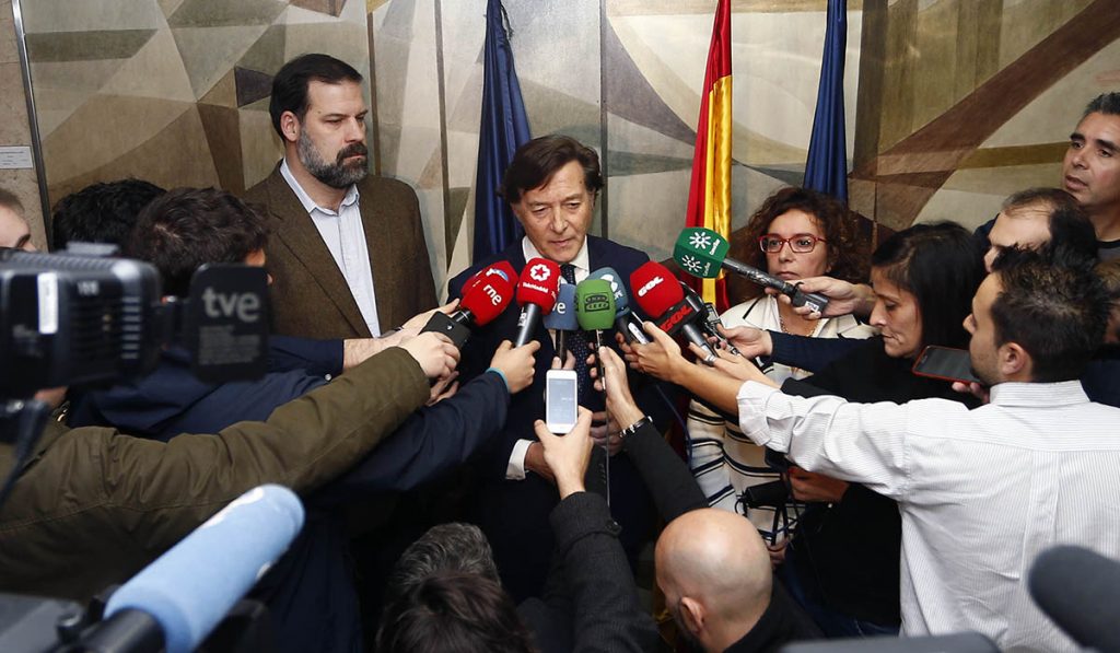José Ramón Lete, presidente del Consejo Superior de Deportes, atiende a los medios de comunicación tras la reunión de ayer. ACB Media