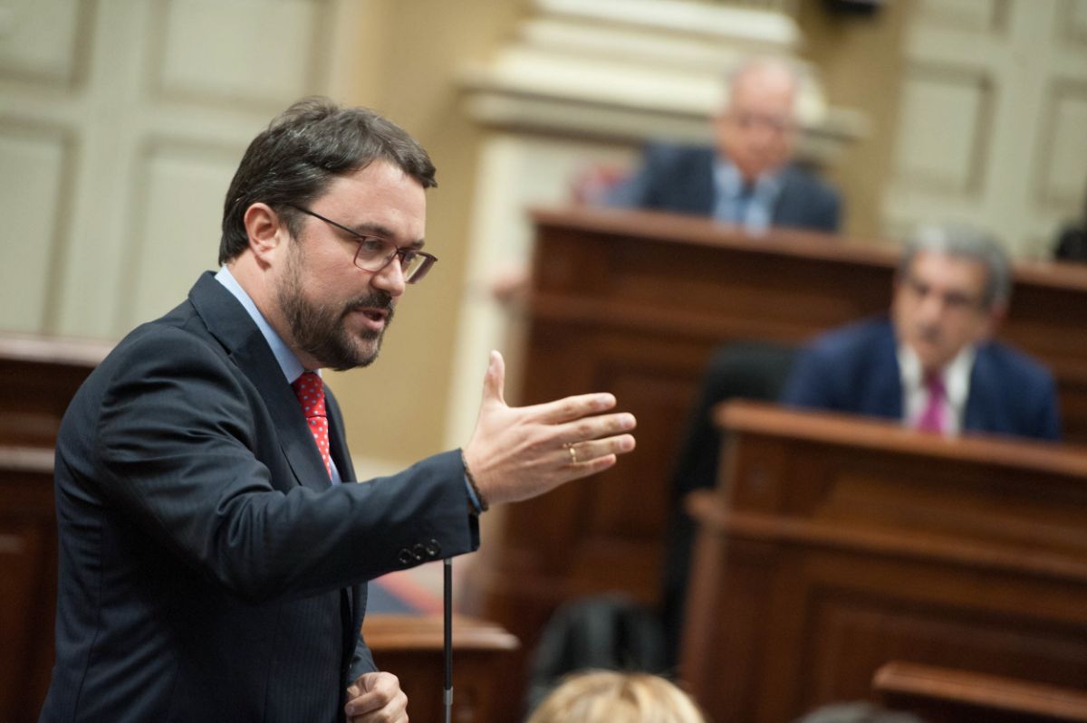 El presidente del PP de Canarias y del grupo parlamentario, Asier Antona, durante un pleno de la Cámara regional. Fran Pallero