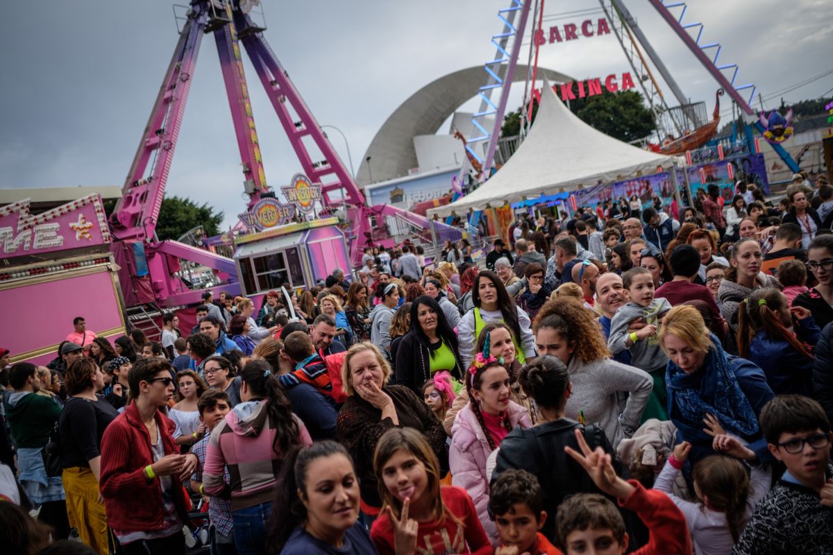 El éxito de la jornada de puertas abiertas de la feria del Carnaval fue incontestable, alcanzando un lleno absoluto. Andrés Gutiérrez