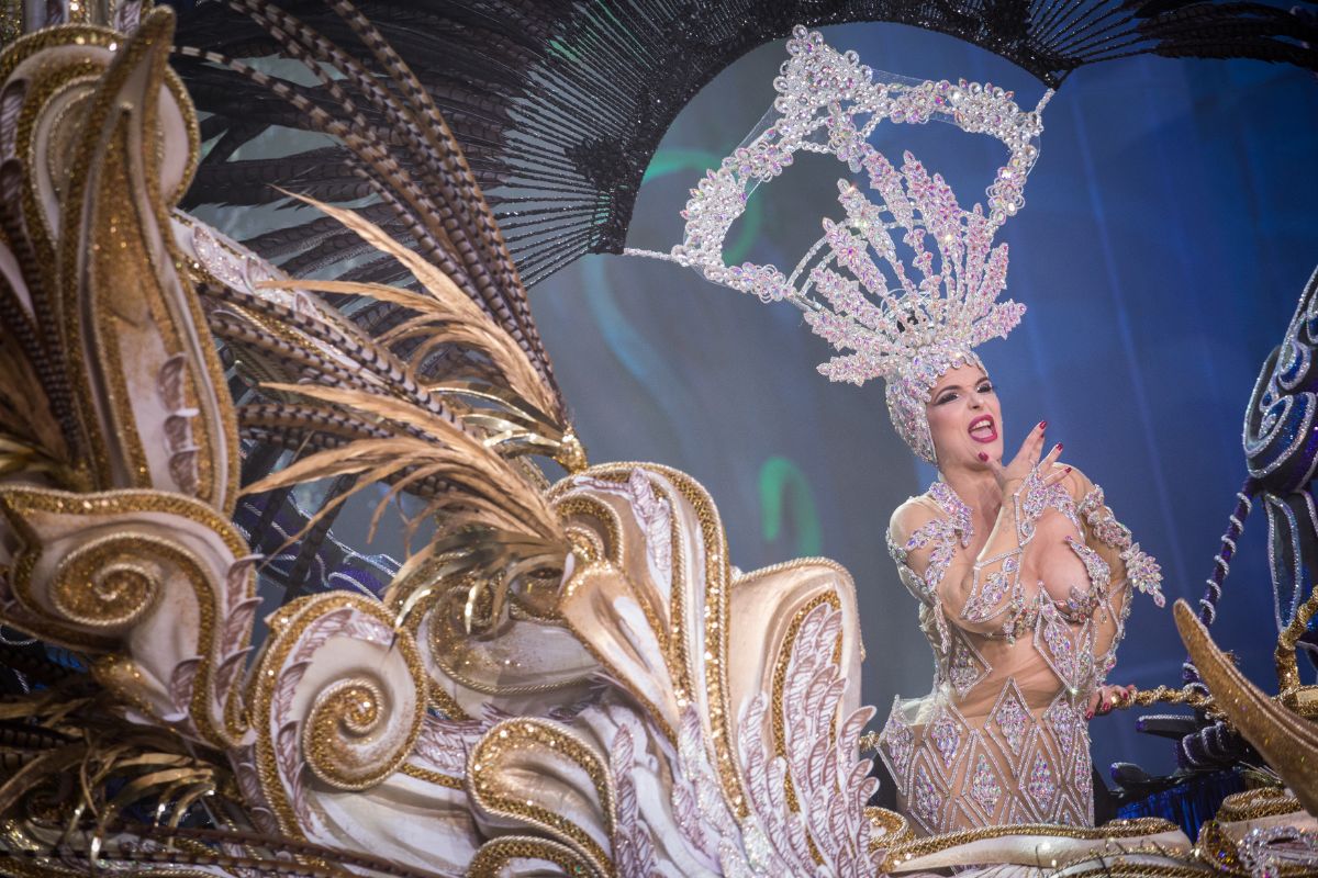 La candidata Saida Prieto, durante uno de los momentos de su paso por el escenario del Recinto Ferial. A. G.
