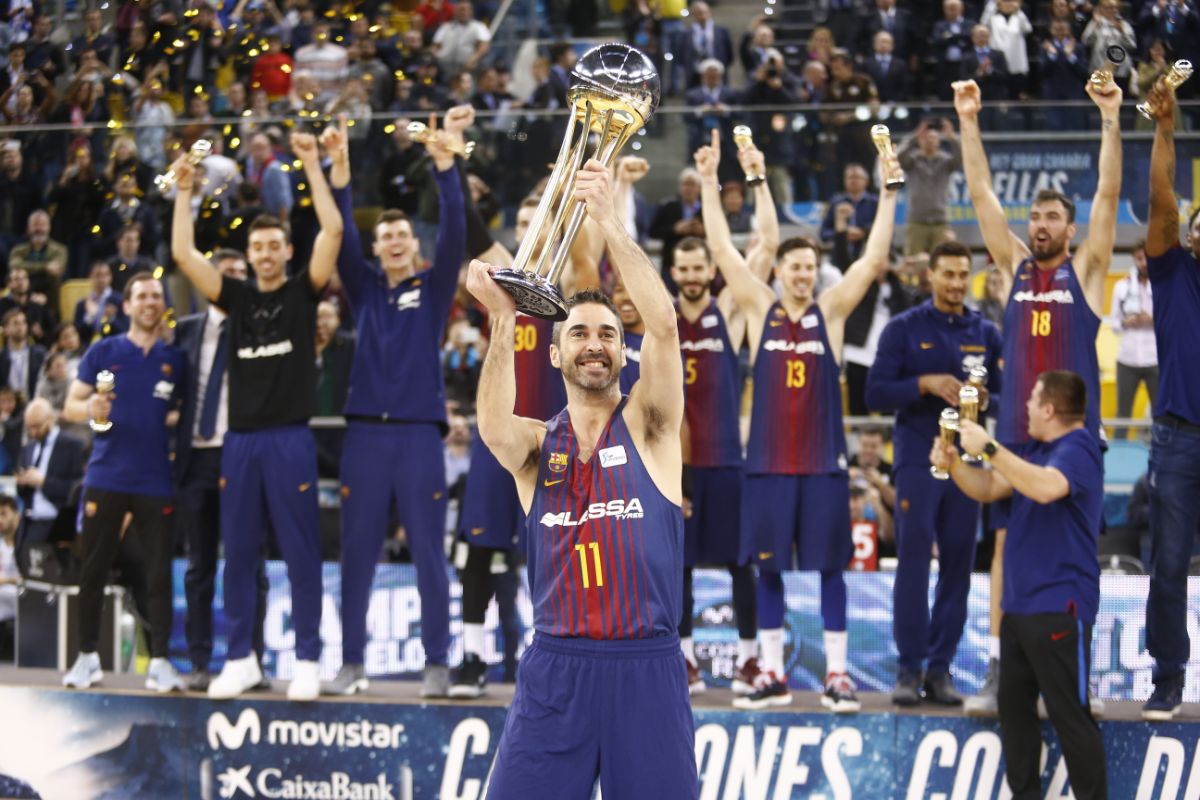 Juan Carlos Navarro levanta el trofeo conquistado por su equipo. ACB  