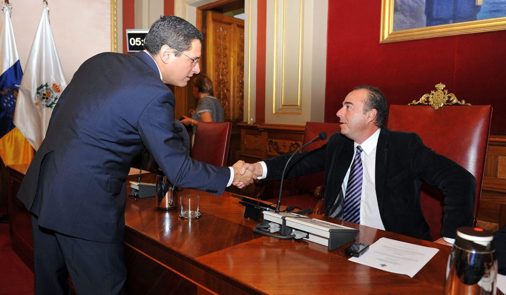 Ángel Llanos saluda a Miguel Zerolo durante la etapa de ambos al frente del Ayuntamiento de Santa Cruz de Tenerife. Fran Pallero