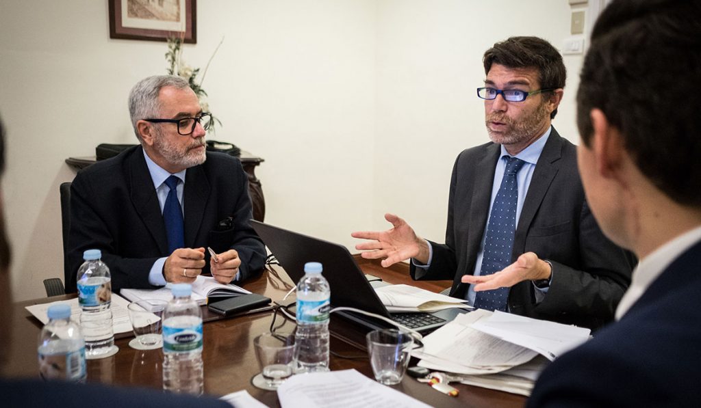 Óscar Izquierdo y Guillermo Díaz Guerra, durante el encuentro mantenido en la mañana de ayer. Andrés Gutiérrez