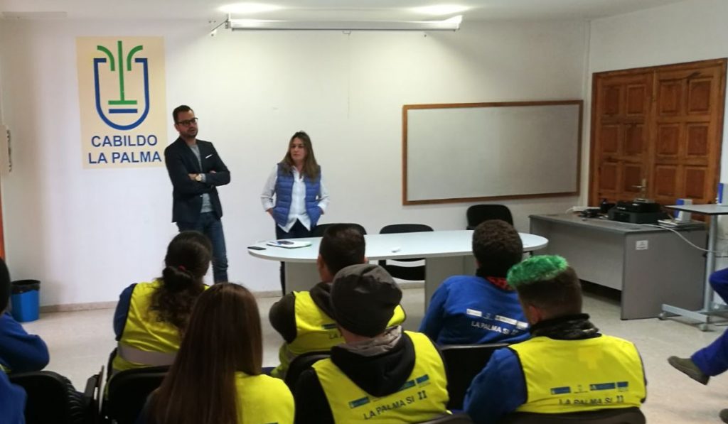 Jordi Pérez Camacho y una técnica, junto a personas desempleadas que se preparan para un próxima incorporación laboral. DA