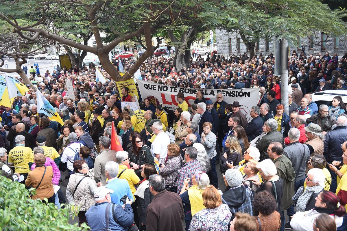Pensionistas, durante la manifestación por unas pensiones dignas. / FOTOS: Sergio Méndez
