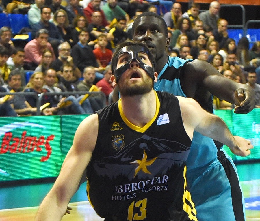 Mike tobey sufrió una fractura en el tabique nasal, algo que le obligó a jugar con máscara protectora. S. Méndez