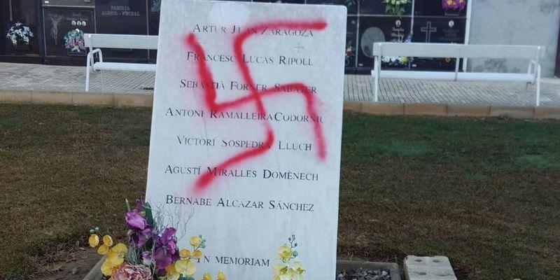 Pintada nazi en el cementerio de Vinarós. / TWITTER