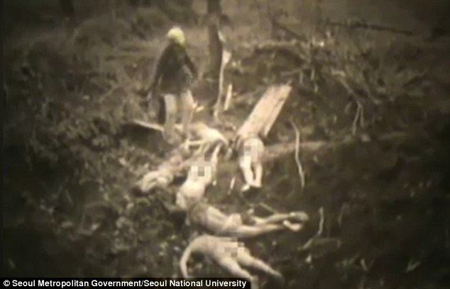 Fotograma del vídeo que muestra los cadáveres de las esclavas sexuales. / DAILY MAIL