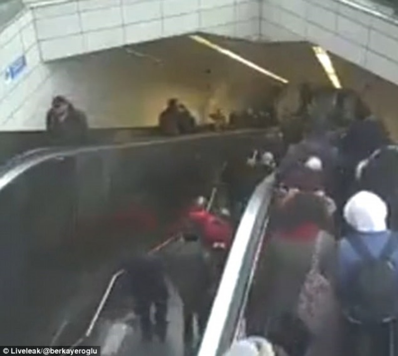 La escalera mecánica, justo antes de romperse. / DAILY MAIL