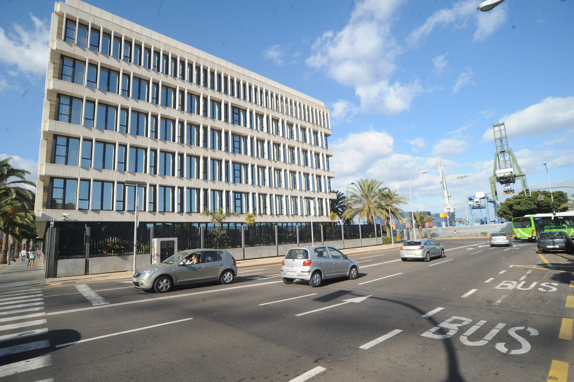 Edificio de la Agencia Tributaria en la Avenida Marítima en Santa Cruz de Tenerife | FOTO: Fran Pallero
