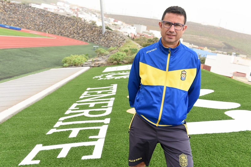 Tras 25 años en los banquillos del fútbol base, Carlucho tiene muy clara su ética de trabajo y formación. S. Méndez