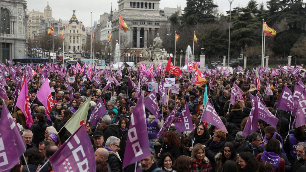 Las mujeres desbordan las calles con una protesta feminista masiva