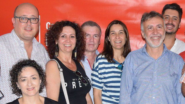 Miembros del comité local del PSOE de la Laguna junto al secretario general de los socialistas en Canarias, Ángel Víctor Torres (2d). Pedro Ramos es el situado entre las dos mujeres. En la izquierda está Zebenzui González y el primero por la derecha es Luis Yeray Gutiérrez FACEBOOK TENERIFE CON AVTORRES