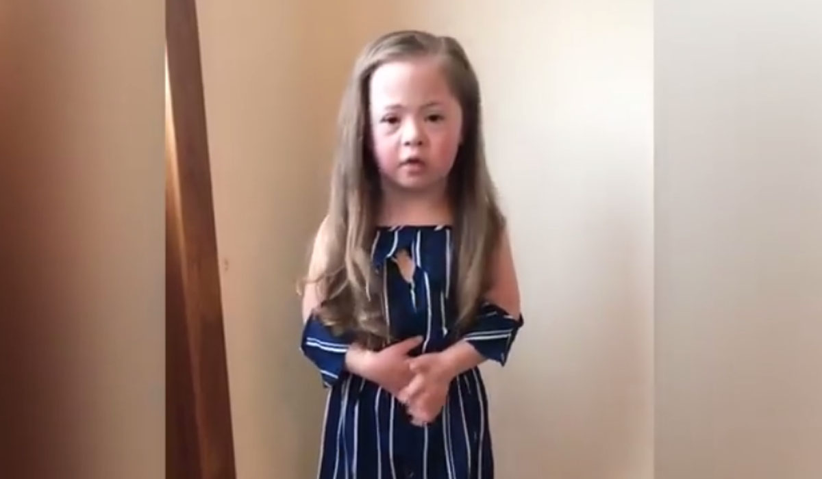 Chloe, la niña que pide llevar "calcetines dispares" por el síndrome de Down. | DA