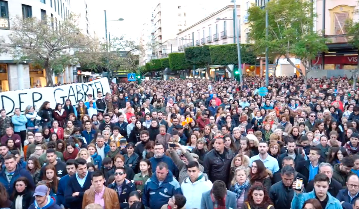 Unas 12.000 personas se concentran con cinco minutos de silencio en memoria de Gabriel Cruz en Almería