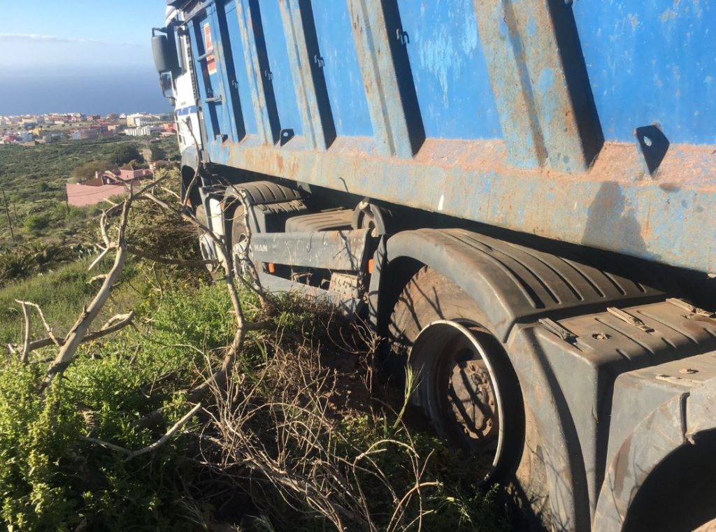 El camión sin frenos, después de detenerse. / POLICÍA LOCAL S/C