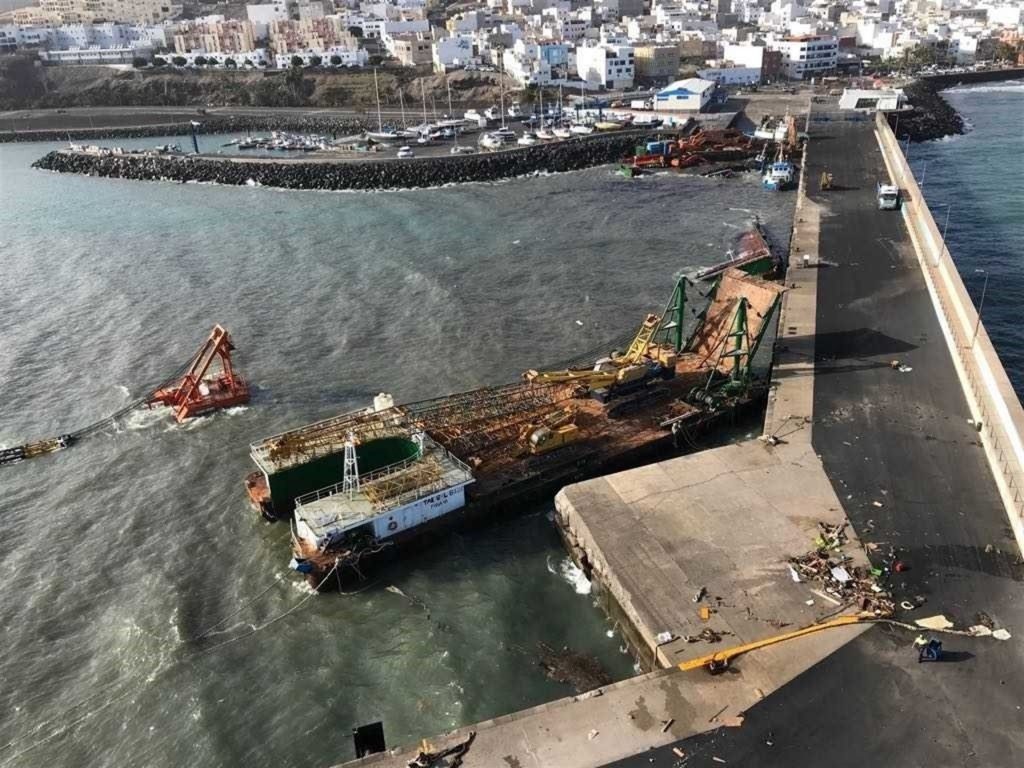 Muelle de Gran tarajal, en Fuerteventura, tras el derrame. / EP