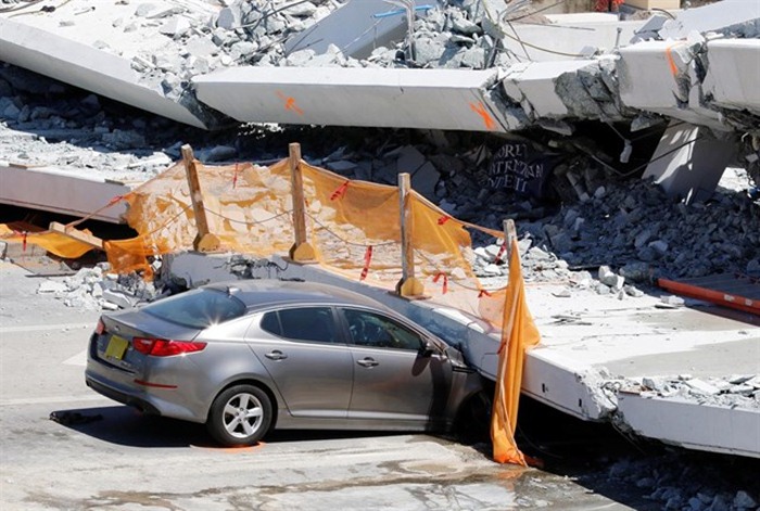 Coche atrapado tras el derrumbe del puente. / EP