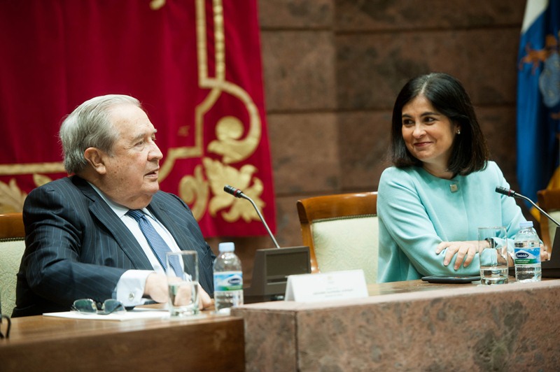 Jerónimo Saavedra y la presidenta del Parlamento de Canarias, Carolina Darias, en el Salón Europa. F. P.