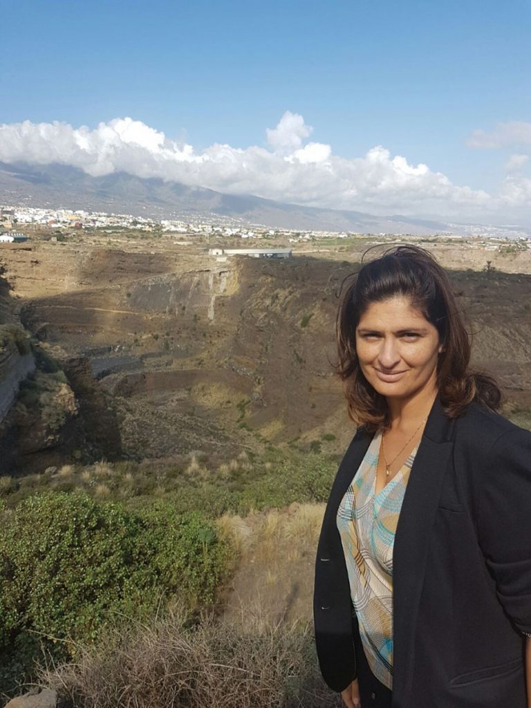 Luisa Castro, en uno de los hoyos dejados por las canteras clausuradas. DA