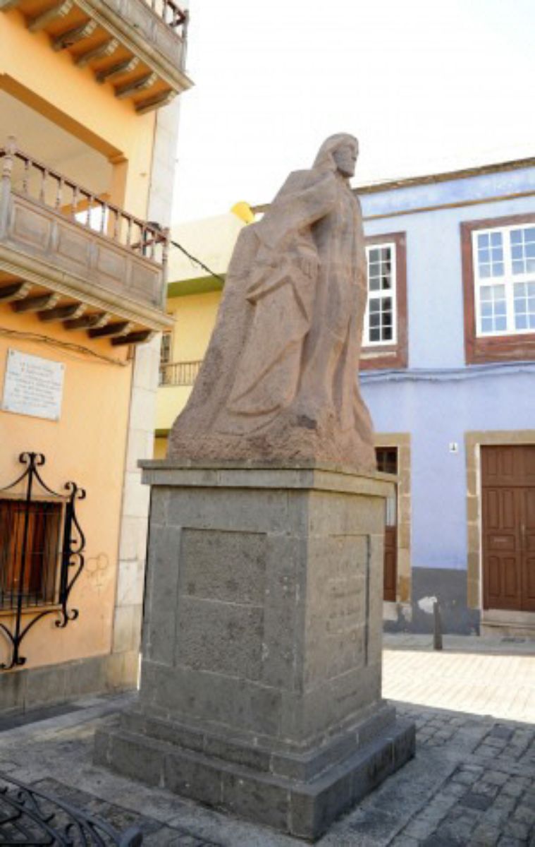 Escultura en honor a Fernando Guanarteme, del ya fallecido escultor Juan Borges, en     Gáldar. L. Sáenz