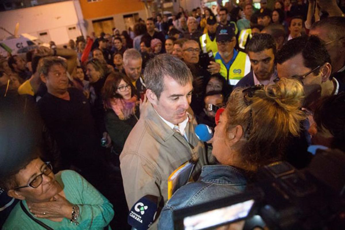Fernando Clavijo atendió a los medios en Fuerteventura rodeado por unas 400 personas que le gritaban y pitaban insistentemente durante su visita. DA