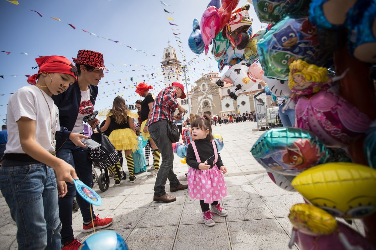 El Médano y Candelaria vivieron ayer su Carnaval de Día, donde miles de personas, grandes y pequeños, disfrutaron de la fiesta en una jornada soleada. DA