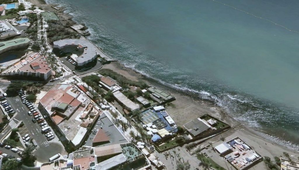 Vista aérea del tramo de paseo de Los Tarajales (con palmeras), en Los Cristianos, que será reformado con una inversión de más de 1´5 millones de euros. DA