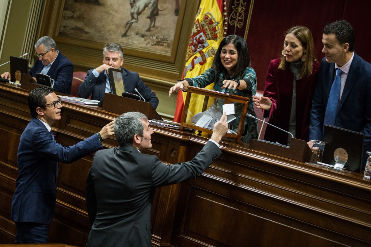 El presidente del Gobierno de Canarias, Fernando Clavijo, y el vicepresidente, Pablo Rodríguez, entregan sus papeletas en la votación para el Consejo Rector de RTVC. Andrés Gutiérrez