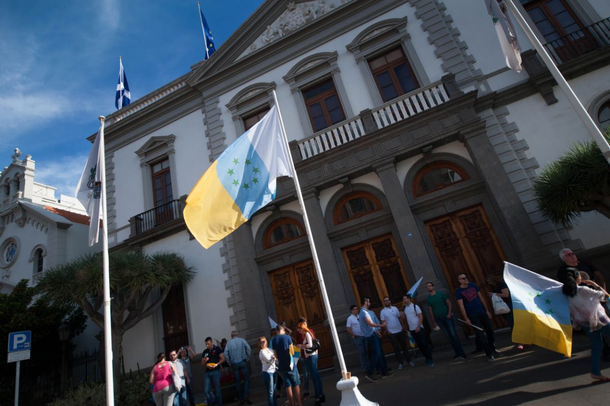Bandera de las siete estrellas verdes ante la fachada del Ayuntamiento de Santa Cruz de Tenerife. Fran Pallero