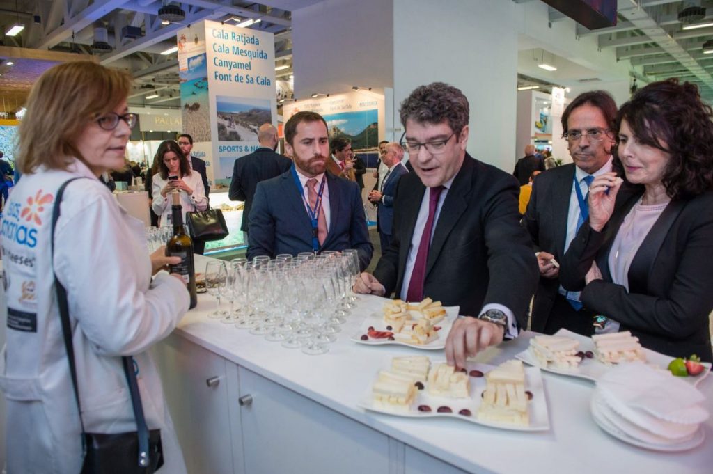 El ministro de Turismo, Álvaro Nadal, participó en la promoción de los productos locales a través de las degustaciones en la feria ITB de Berlín. DA
