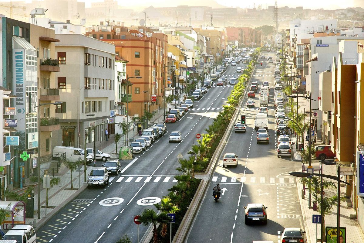Más de 50.000 vehículos pasan a diario por la avenida de Los Menceyes. DA