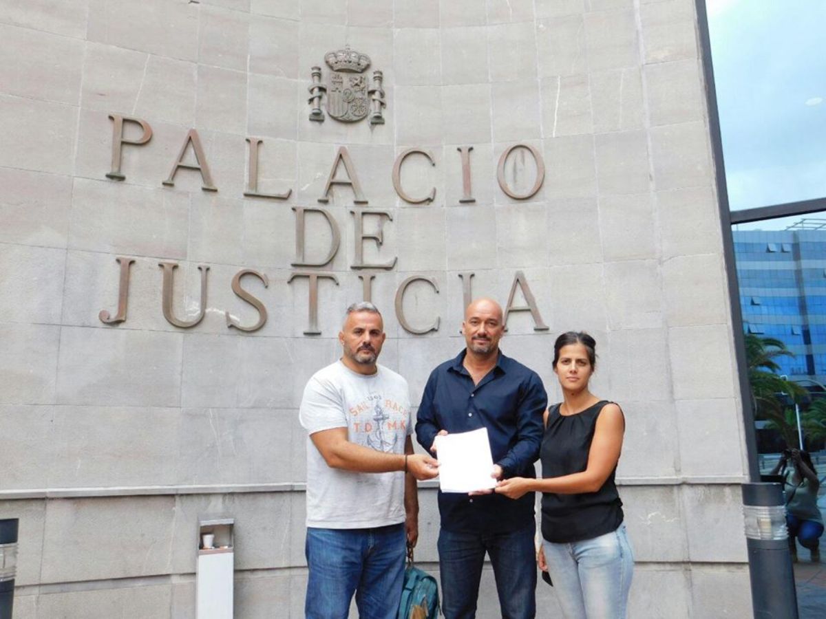 El concejal de IUC Arafo Francis Hernández y los de Sí se puede Agustín Espinosa (Candelaria) y Lourdes Galindo (Güímar), al presentar la denuncia. DA