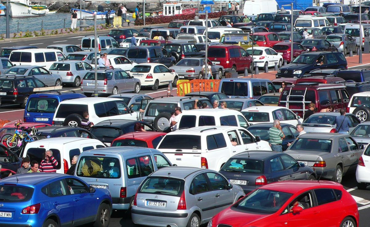 Pasajeros con sus vehículos esperan en la explanada del puerto de Los Cristianos para embarcar. Esteban Pérez